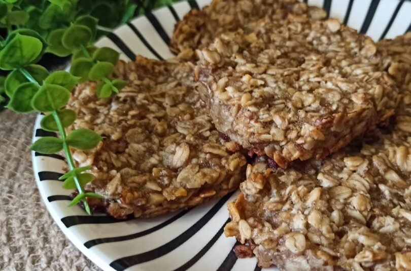 Eat cookies and lose weight  Banana and oatmeal delight ! Simple cookies recipe for weight lose.